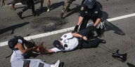 Polizist reißt an den Haaren einer Woman of Color