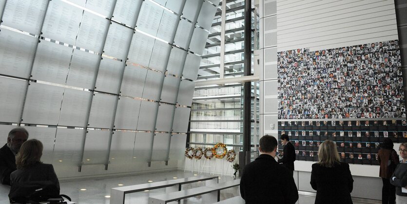 Besucher vor dem Denkmal für getötete JournalistInnen im Newseum