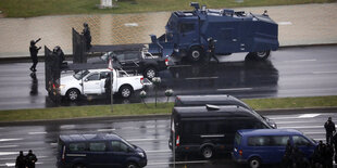 Panzerwagen blockieren eine Straße