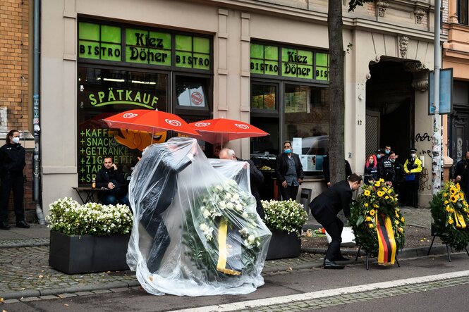 Drei Kränze stehen auf der Straße vor dem Kiez-Döner, ein Kranz ist noch verpackt