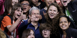Apple-Chef Tim Cook inmitten von Apple-Fans