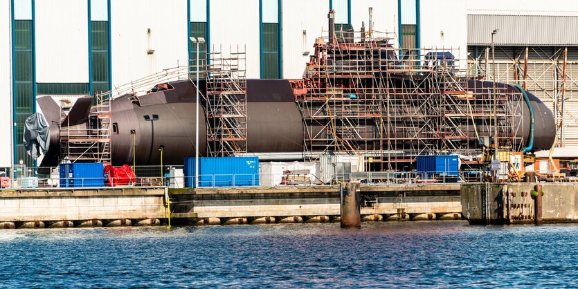 Ein U-Boot in einer Werft im Trockendock.