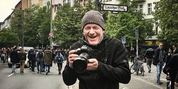 Der Fotograf Karsten Thielker mit Kamera auf der Straße