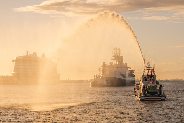 Vor der Polarstern wird im Hafen eine Fontäne gesprüht.