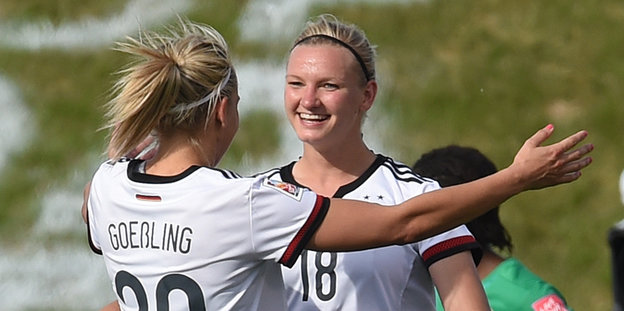 Die Fußballerinnen Alexandra Popp und Lena Gößling