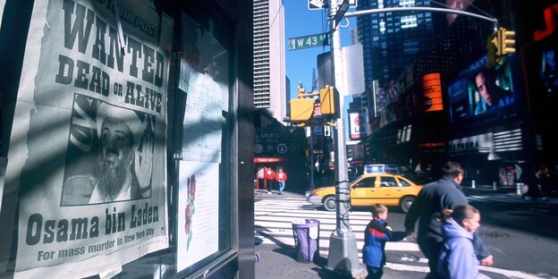 Fahndungsplakat für Osama Bin Laden in einem Schaukasten am New Yorker Times Square