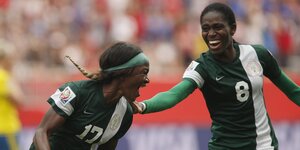 Zwei nigerianische Fußballerinnen jubeln