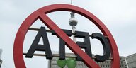 Ein durchgestrichener CETA-Schriftzug vor dem berliner Fernsehturm.