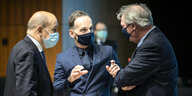 Außenminister Heiko Maas unterhält sich mit Jean-Yves Le Drian und Jean Asselborn.