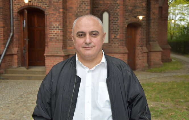 Mikayel Minasyan im Porträt vor der armenischen Kirche