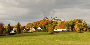 Blick auf den Ort Augustusburg in herbstlicher Landschaft