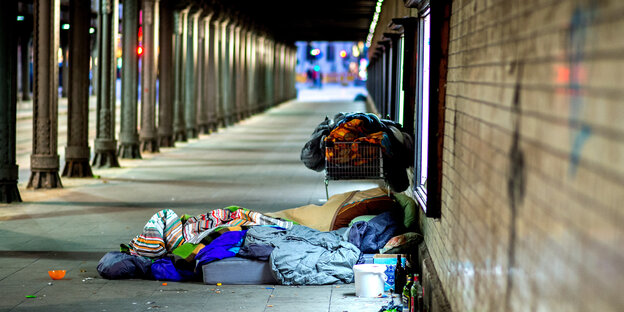 Obdachlose liegen in Hannover in Schlafsäcken unter einer Brücke