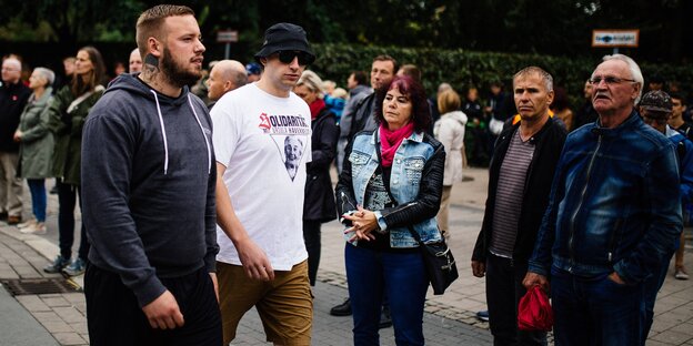 Eine Demonstration in Chemnitz von Rechten und scheinbar norlane Brügern, einer trägt eine Holocaustleugnerin auf seinem T-Shirt