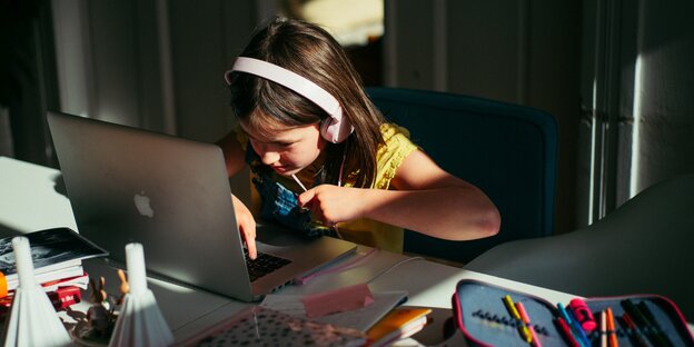 Ein Mädchen lernt für die Schule von Zuhause mit ihrem Laptop
