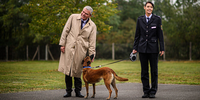 Innenminister Stahlknecht mit einer Polizistin mit Hund.