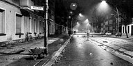 Die Mainzer Straße 1990 mitten in der Nacht - menschenleer. Die Aufnahme entstand in der Nacht zum 14.11.1990, als die besetzten Häuser in der Mainzer Straße geräumt wurden