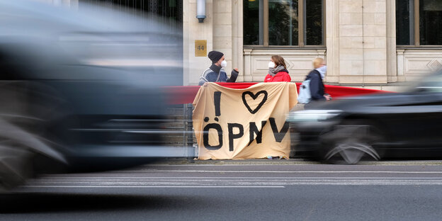 AktivistInnen mit einem Plakat auf dem I Love ÖPNV steht.