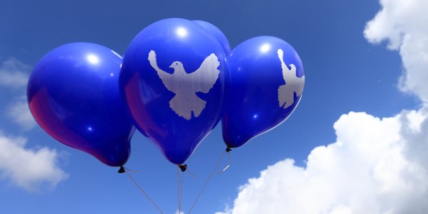 Blaue Luftballons mit weißen Friedenstauben schweben gen Himmel