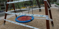 Eine Schaukel auf einem Spielplatz in Madrid ist mit einem Plastikband abgesperrt