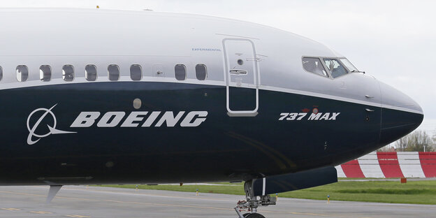 USA, Renton: Ein Pilot winkt aus der Pilotenkabine eines Flugzeuges vom Typ Boeing 737 MAX auf dem Flughafen.
