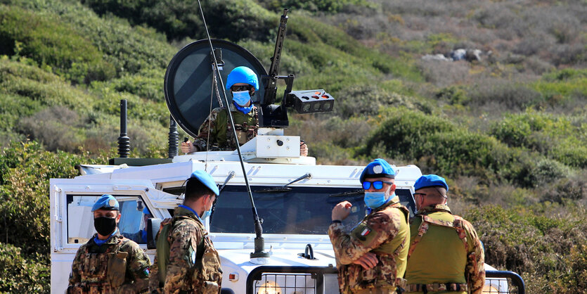 UN-Soldaten mit Fahrzeug.