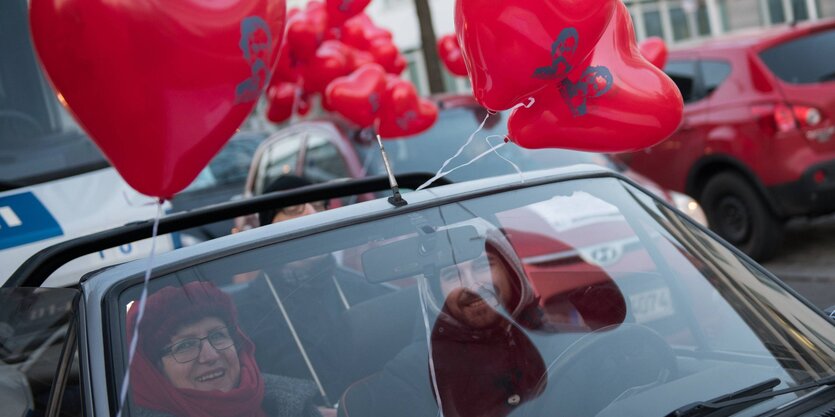 Autokorso mit Luftballons.