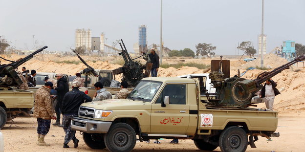 Vorbereitungen zu Kämpfen gegen den IS vor Sirte im März, mehrere Kämpfer, Jeeps, Waffen.