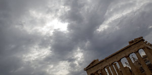 Dunkle Wolken über der Akropolis