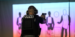 Ein Polizist beim Schießtraining.