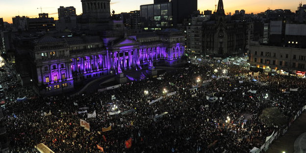 Große Kundgebung vor dem violett angestrahlten Kongressgebäude in Argentiniens Hauptstadt
