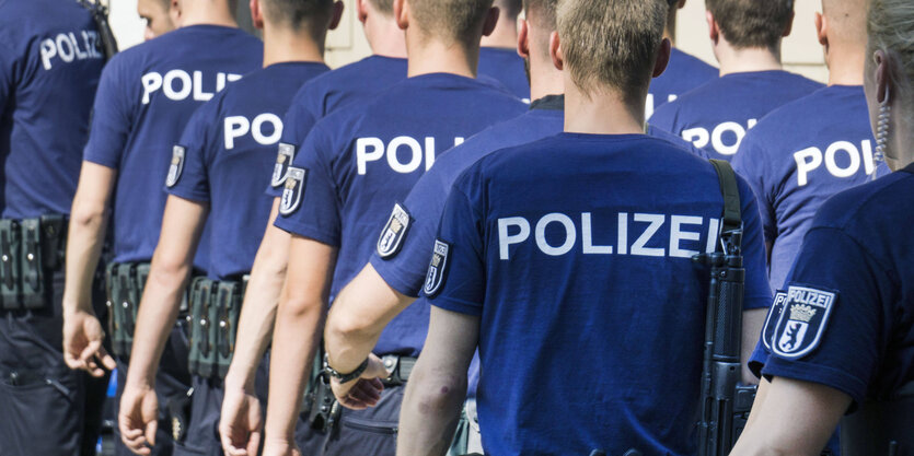 Polizisten von hinten fotografiert.