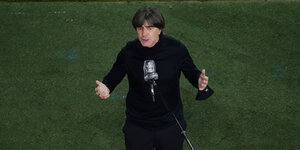 Bundestrainer Jogi Löw vor einem Mikrofon