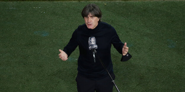 Bundestrainer Jogi Löw vor einem Mikrofon