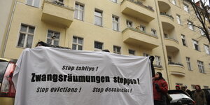 "Zwangsräumungen stoppen"-Plakat bei eienr Demo