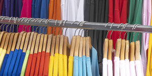 Bunt gefärbte Kleidung auf einem Kleiderständer.