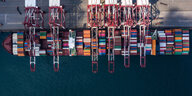 Luftbild eine Containerschiffs.