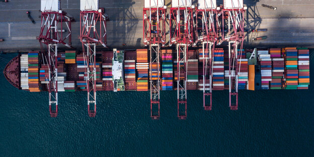 Luftbild eine Containerschiffs.