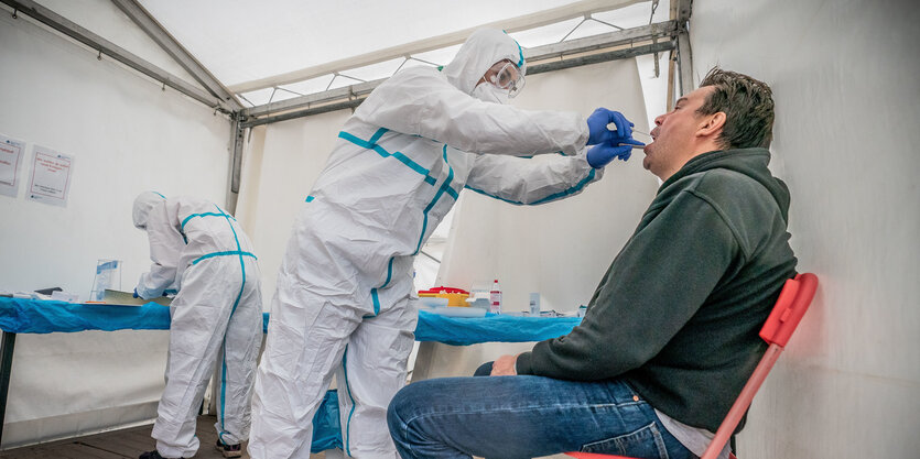 Medizinisches Personal im Corona-Testzentrum am Ärztehaus Mittemacht einen Covid-19-Abstrich bei einem Mann.