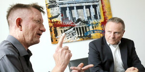 Ronald Gläser und Georg Pazderski unterhalten sich, beide sind Mitglieder der AfD Berlin