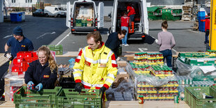 Mitarbeiter der Tafel bei der Lebensmittelverladung