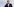 Joe Biden zupft an seiner Maske, im Hintergrund Himmel
