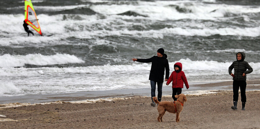 Strand mit Menschen und Surfer.