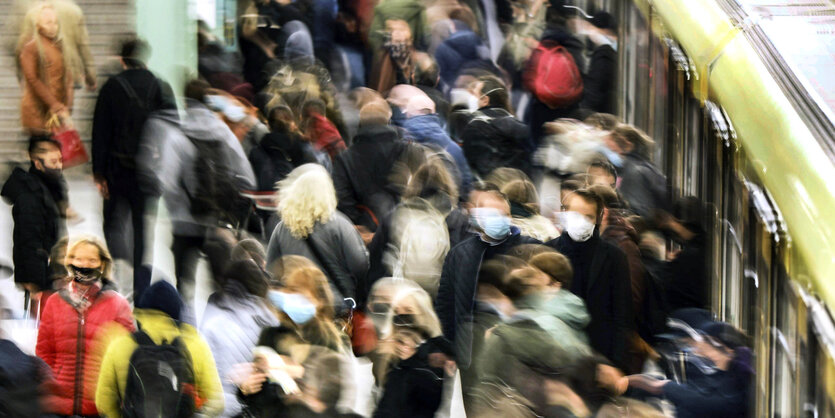 Aufnahme von oben von einem überfüllten Ubahn-Gleis