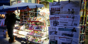 Zeitungskiosk mit verschiedenen Zeitungen