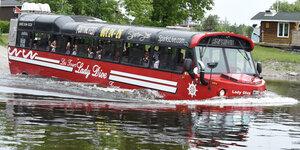 Ausflugsbus im Wasser