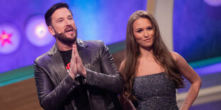 Michael Wendler und Laura Müller in einem Fernsehstudio