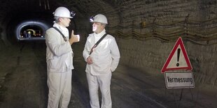 Der damalige Bundesumweltminister Norbert Röttgen (CDU), besichtigt das Erkundungsbergwerk im Salzstock Gorleben, welches damals noch als möglicher Standort für die Endlagerung von Atommüll geprüft wurde. Hier mit Wolfram König.