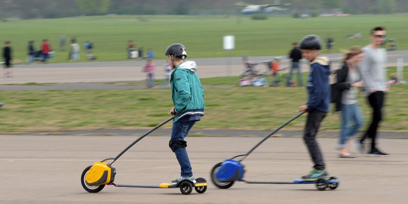 Zwei Männer auf dem Tempelhofer Feld