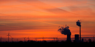 Kraftwerkssilhouette vor leuchtendem Abendhimmel