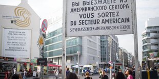 Menschen am Checkpoint Charlie